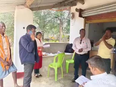 बस्तर: मधोता 2 और भोंड मतदान केंद्रों में विशेष गहन मतदाता पुनरीक्षण कार्य का नायब तहसीलदार ने किया निरीक्षण