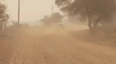 नांगलशेरपुर बालघाट सड़क मार्ग पर संवेदक पानी नहीं डाल रहा, धूल मिट्टी से वाहन चालक परेशान, दुर्घटना की आशंका