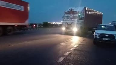 কাঁকসা: পানাগড় বাইপাসে নিয়ন্ত্রণ হারিয়ে ডিভাইডারে উঠলো পিকআপ ভ্যান,আহত চালক