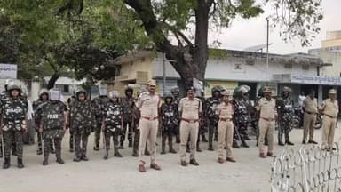 బెజ్జంకి: బెజ్జంకి మండల కేంద్రంలో రాబోయే స్థానిక సంస్థల ఎన్నికల నేపథ్యంలో ఫ్లాగ్ మార్చ్ నిర్వహించిన పోలీసులు