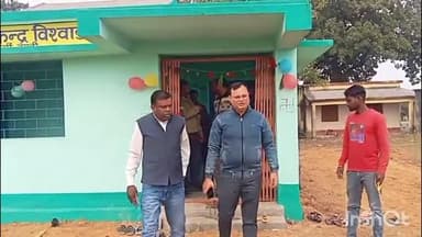 पूर्वी टुंडी: अंचल अधिकारी और जनप्रतिनिधियों ने संयुक्त रूप से फीता काटकर आंगन बाड़ी केंद्र का उद्घाटन किया