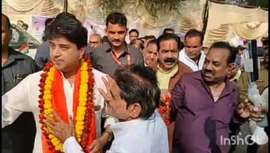 गुना नगर: कैंट में केंद्रीय मंत्री ज्योतिरादित्य सिंधिया ने स्वर्गीय देवेंद्र सिंह मधुरानी लोढ़ा पत्रकार भवन का लोकार्पण किया