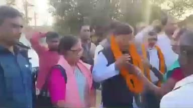 महेशपुर: महेशपुर विधायक ने 1 करोड़ की लागत से बोरियो-तुलसीपुर सड़क का फीता काटकर व नारियल फोड़कर किया शिलान्यास