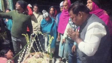 মন্দিরবাজার: ঘাটেশ্বর গ্রাম পঞ্চায়েতে অঞ্চল সভাপতি প্রদ্যুৎ সরদার এর বাবার মরদেহতে শ্রদ্ধা জ্ঞাপন করলেন মন্দিরবাজারের বিধায়ক