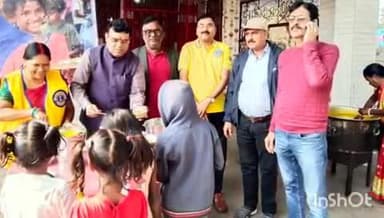 पतरातू: लायंस क्लब भुरकुंडा ने मां शीतला देवी मंदिर में किया भव्य भंडारे का आयोजन