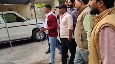 इंद्रगढ़: केशवरायपाटन, कापरेन ब्रांच की नहरों में जलप्रवाह बढ़ाने की मांग को लेकर किसानों ने लाखेरी एसडीएम को ज्ञापन दिया