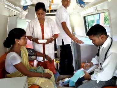 इचाक: शिव मंदिर में नि:शुल्क स्वास्थ्य शिविर का आयोजन किया गया