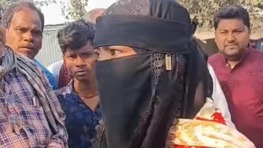 আউশগ্রাম ১: গুসকরার স্কুলমোড়ে টোটোয় উঠে মহিলা যাত্রীর ব্যাগ থেকে টাকা ছিনতাইয়ের চেষ্টার অভিযোগ উঠলো দুই বোরখা পরা মহিলার বিরুদ্ধে