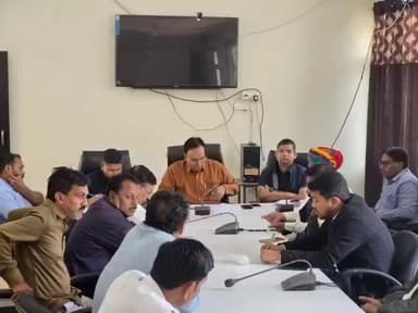 कसरावद: राजनीतिक दलों के प्रतिनिधियों और अधिकारियों की समीक्षा बैठक में मतदाता गणना फॉर्म के डिजिटाइजेशन पर हुआ मंथन