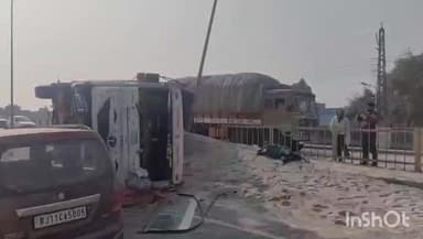 मनिया: नेशनल हाईवे पर डस्ट से भरा ट्रक पलटा, किसी दोपहिया वाहन को बचाने के चक्कर में हुआ अनियंत्रित