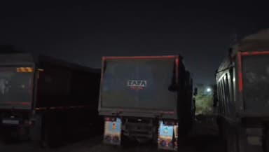 થાનગઢ: થાનગઢ પોલીસે ગેરકાયદેસર ખનિજ વહન કરતા સાત વાહનો જપ્ત કર્યા