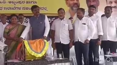 ಅಜ್ಜಂಪುರ: ಪಟ್ಟಣದ ಶೆಟ್ರು ಸಿದ್ದಪ್ಪ ಕಾಲೇಜು ಆವರಣದಲ್ಲಿ ಹಕ್ಕುಪತ್ರ ವಿತರಣೆ ಮಾಡಿದ ಶಾಸಕ ಶ್ರೀನಿವಾಸ್.!