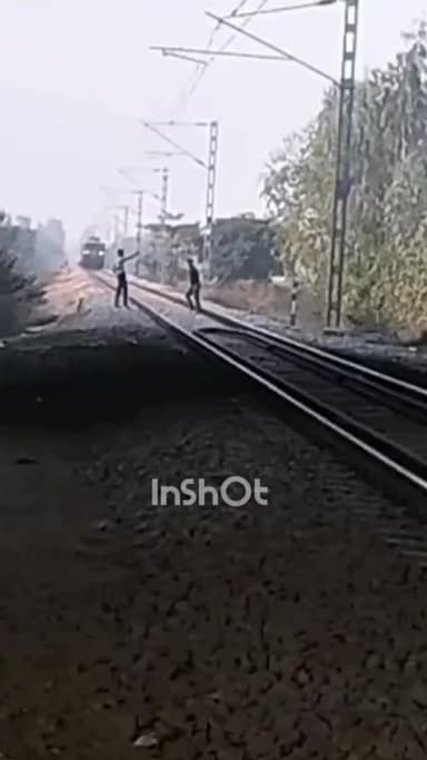 बांगरमऊ: बांगरमऊ क्षेत्र में युवक ने रेलवे ट्रैक पर बनाई रील, ट्रेन गुजरने के दौरान जान जोखिम में डाली, वीडियो हुआ वायरल