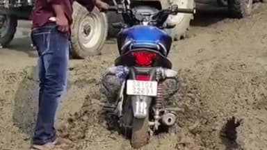 सनहौला: कहलगांव में निर्माणाधीन सड़क के बीच दलदल में फँसी बाइक