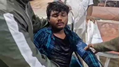 టిప్పర్ డ్రైవర్ పై ఆకతాయిలు దాడి .
పరిస్థితి విషమం.