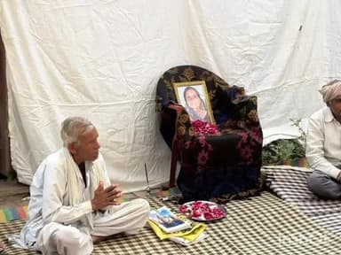 तराना: तराना विधायक महेश परमार ने कायथा गांव में गंगाराम अकेला की माताजी के निधन पर शोक व्यक्त किया