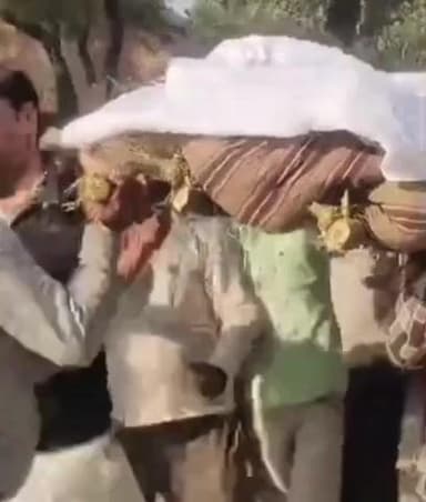 ताखा: क्षेत्र पंचायत सदस्य की सड़क हादसे में मौत, इटावा में विधायक प्रतिनिधि ने दी श्रद्धांजलि, परिवार को मदद का आश्वासन मिला