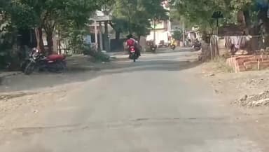 खाचरौद: तहसील का आखिरी गांव: 12 किमी प्रधानमंत्री सड़क मार्ग पर गड्ढे ही गड्ढे, दोनों किनारे भी कटे