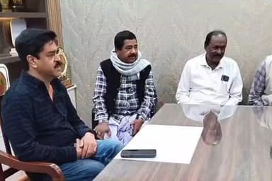 ক্যানিং ২: নিজ কার্যালয়ে এলাকার নেতৃত্বদের অভাব অভিযোগ এবং গুরুত্বপূর্ণ বিষয়ে আলোচনা করলেন ক্যানিং পূর্বের বিধায়ক