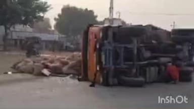 रूपनगर: रूपनगढ़ सुरसुरा के पास मक्की से भरा ट्रेलर अनियंत्रित होकर पलटा, किशनगढ़ हनुमानगढ़ मेगा हाइवे पर पुलिस पहुंची