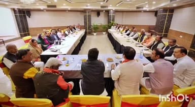 गुना नगर: एबी रोड पर केंद्रीय मंत्री सिंधिया ने कार्यकर्ताओं के साथ होटल में की बैठक, कहा- अब मेरी गाड़ी में आम कार्यकर्ता बैठेंगे