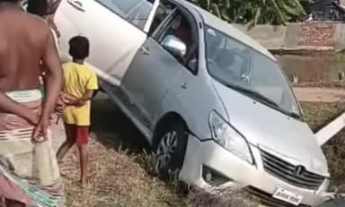 ময়না: মন্দারমনিতে প্রাইভেট গাড়ি নিয়ন্ত্রণ হারিয়ে দুর্ঘটনা কবলে, আহত ১