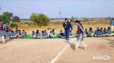 गुना नगर: शासकीय उच्चतर माध्यमिक विद्यालय बरखेड़ा हाट में सांसद खेल महोत्सव, शासकीय विद्यालयों के छात्र-छात्राएँ हुईं शामिल