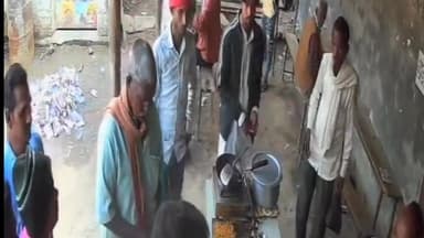 #जहानागंज #थाना #क्षेत्र के #सुहवल #बाजार में युवक द्वारा #दिनदहाड़े गुंडे और मारपीट का CCTV फुटेज हुआ #वायरल,112 #पीआरब...