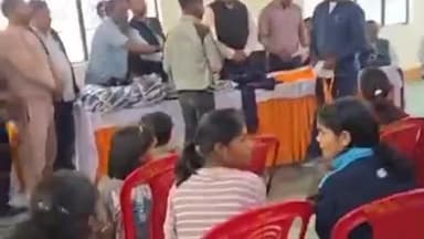 गोला: बड़हलगंज में ब्लॉक स्तरीय खिलाड़ियों को ट्रैकसूट वितरित, चेयरमैन प्रतिनिधि ने कहा- हर संभव सुविधा दिलाने का होगा प्रयास