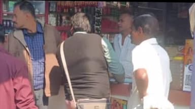 चक्रधरपुर: सिंगल यूज प्लास्टिक पर रोक लगाने के लिए नगर परिषद के अधिकारियों ने तंबाकू पट्टी रोड पर दुकानों में की छापेमारी