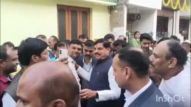 मुख्यमंत्री अभिषेक नगर कॉलोनी में एक बूथ पर पहुंचे, निर्वाचन अधिकारियों के साथ मतदाता सूची का निरीक्षण किया