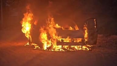 चलती कार में लगी आग चालक ने बचाई जान एत्मादपुर पुलिस सहित फायर टीम मौके पर।
#एत्मादपुर #आगरा #आड #आग #पुलिस #फायर #चालक...