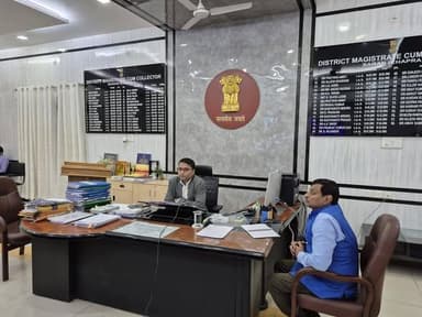 जिलाधिकारी सारण श्री अमन समीर द्वारा आज दिनांक 29.11.2025 को नगर आयुक्त, छपरा नगर निगम एवं उनकी पूरी टीम के साथ छपरा नगर...