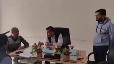 पीपलू: कस्बे के बूथ नंबर 54 पर उपजिला निर्वाचन अधिकारी रामरतन सौकरिया ने किया निरीक्षण