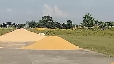 बुरहानपुर नगर: एयर एम्बुलेंस से पहले हेलीपैड पर 600 क्विंटल मक्का, मंडी सचिव की दोहरी लापरवाही उजागर