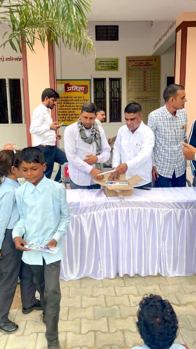 #होद(खण्डेला) में रमेश शर्मा के पुत्र ज्यांशु शर्मा के जन्मदिन के अवसर पर राजकीय बालिका उ.मा.विद्यालय एवं राजकीय महात्मा गांधी इंग्लिश मीडियम स्कूल होद में आयोजित पाठ्य सामग्री वितरण समारोह में शामिल जनसेवक किशोर दुल्हेपुरा शामिल हुए...