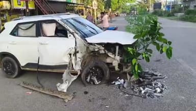 ବୌଦ୍ଧ ସଦର: ପୁରୁଣା କଟକ କଲେଜ ଛକ ନିକଟରେ କାରକୁ ଧକ୍କା ଦେଲା ଟ୍ରକ, 4 ଗୁରୁତର