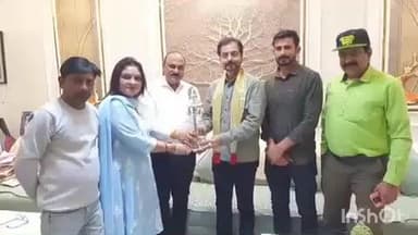 हाथरस: लेबर कॉलोनी के निवासी बॉलीवुड अभिनेता संजय स्वराज को स्वच्छता सर्वेक्षण का नगर पालिका ने बनाया ब्रांड एम्बेसडर