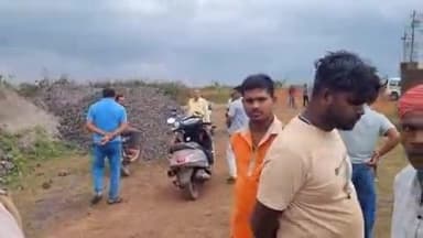 सिमगा: हथबंद में शराब दुकान खोलने के लिए आबकारी अमले ने उड़ेला की जमीन पर किया निरीक्षण