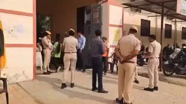 झुंझुनू: परीक्षा केंद्र पर पहुंची महिलाओं के हाथों से उतरवायी गई चूड़ियां, भागते हुए परीक्षा केंद्र पहुंची युवती