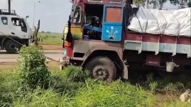 দাঁতন ১: দাঁতনে দুর্ঘটনার কবলে লরি প্রাণে বাঁচলেন চালক ও পথচারীরা!