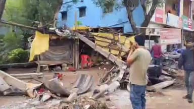 तोरपा: तोरपा मेन रोड पर ट्रेलर ने सवारी ऑटो और विद्युत ट्रांसफार्मर को पीछे से मारी टक्कर