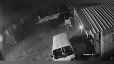 கோவை வடக்கு: தடாகம் அருகே தோட்டத்து கொட்டகையில் வைக்கப்பட்டிருந்த மாட்டு தீவனங்களை காட்டு யானை தின்று சென்ற சிசிடிவி காட்சிகள்