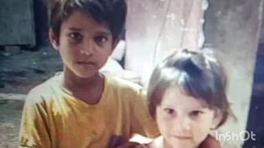 डिबाई: डिबाई कोतवाली क्षेत्र के गांव देवी का नगला में खेलते-खेलते दो मासूम बच्चियां पानी से भरे गहरे गड्ढे में गिरी