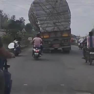 રાજકોટ: કોઠારીયાસોલ્વન્ટ પાસે ઓવરલોડટ્રક જતો નજરે પડ્યો,મોટીદુર્ઘટના સર્જાય તે પહેલા આવા ટ્રકચાલકો વિરુદ્ધ કડક કાર્યવાહીની માગણી