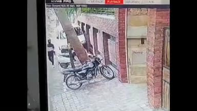 ग्वालियर गिर्द: दिनदहाड़े शातिर चोर बाइक लेकर हुआ फरार, पूरी घटना CCTV में कैद