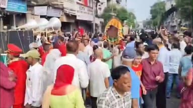 વડોદરા: દેવઉઠી એકાદશીએ ભગવાન વિઠ્ઠલનાથજીનો વરઘોડો રાજવી પરિવારના પૂજન અર્ચન બાદ નીકળ્યો,મોટી સંખ્યામાં ભક્તો જોડાયા