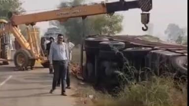 हिसार: सुलखनी धांसू रोड पर सड़क धंसने से पलटा ट्रक, घंटों लगा जाम, लोगों ने कहा- बारिश से गड्ढों में बदली सड़क