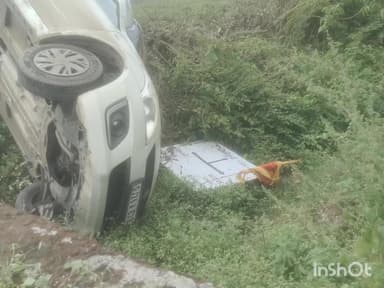 માંગરોળ: વાંકલ નજીક ધોળીકુઈ પાટીયા પાસે ટ્રેક્ટર ચાલાકે અચાનક ટર્ન મારતા કાર પલટી મારી ગઈ,  કારમાં સવાર પરિવારનો આબાદ બચાવ થયો