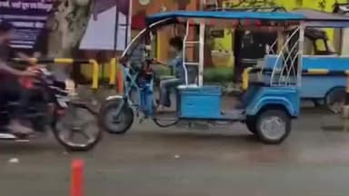 कोडरमा: झुमरीतिलैया में नाबालिग टोटो चालक का वीडियो वायरल, सुभाष चौक से पुराना बस स्टैंड जाते हुए का दृश्य